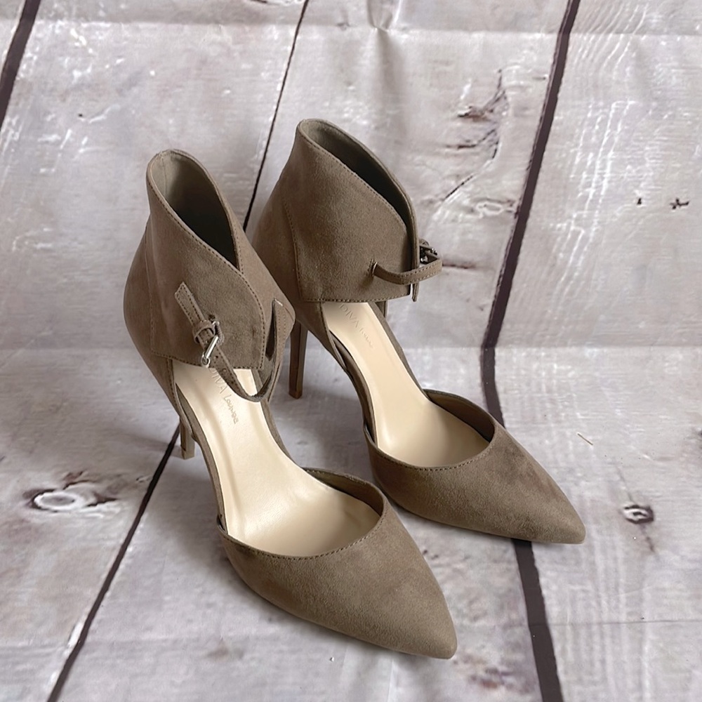 Wild Diva Suede Taupe heels in 7.5 NIB!